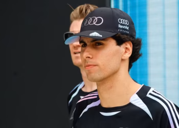 Gabriel Bortoleto surpreendeu e foi visto vestindo as cores de outra equipe