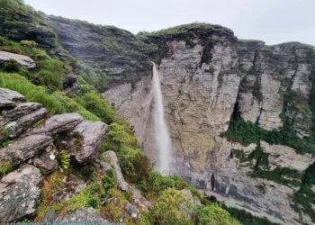 Segunda maior cachoeira do Brasil fica em parque nacional de 152 mil hectares e com 3 biomas