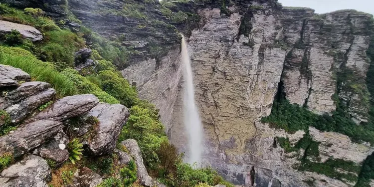 Segunda maior cachoeira do Brasil fica em parque nacional de 152 mil hectares e com 3 biomas