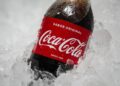 Adeus, Coca-Cola! Maior empresa de refrigerantes do mundo se despede da produção da garrafa de 2 litros