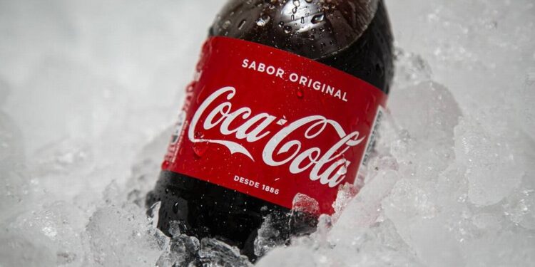 Adeus, Coca-Cola! Maior empresa de refrigerantes do mundo se despede da produção da garrafa de 2 litros