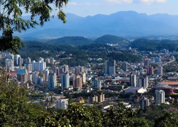 Cidade brasileira onde o sol aparece menos de 100 dias por ano fica no Sul e foi eleita a mais nublada do Brasil