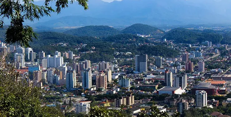 Cidade brasileira onde o sol aparece menos de 100 dias por ano fica no Sul e foi eleita a mais nublada do Brasil