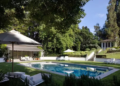 Mansão de R$ 147 milhões virou resumo de luxo e pertence a ex de Brad Pitt