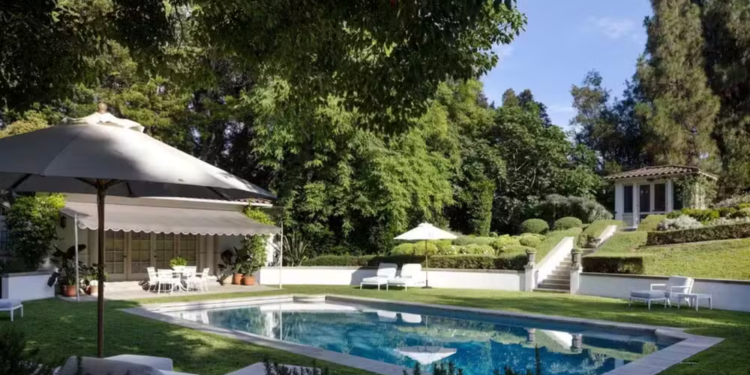 Mansão de R$ 147 milhões virou resumo de luxo e pertence a ex de Brad Pitt