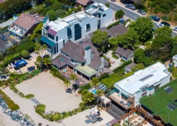 Maior mansão da praia tem raro trecho de areia e foi colocada à venda por R$ 192 milhões