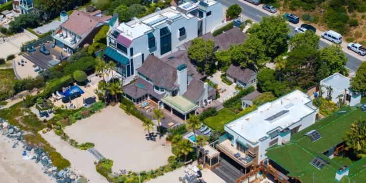 Maior mansão da praia tem raro trecho de areia e foi colocada à venda por R$ 192 milhões