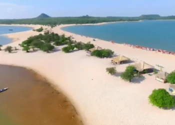 Maior praia de água doce do Brasil tem areia que some em alguns meses do ano