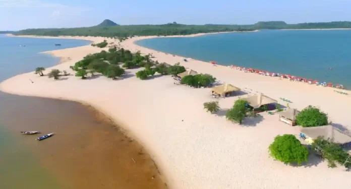 Maior praia de água doce do Brasil tem areia que some em alguns meses do ano