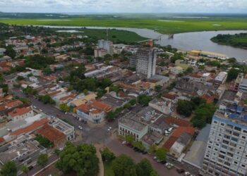 Cidade brasileira intriga geólogos com rio que corre ao contrário e não chega no mar
