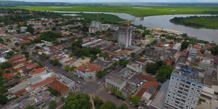 Cidade brasileira intriga geólogos com rio que corre ao contrário e não chega no mar
