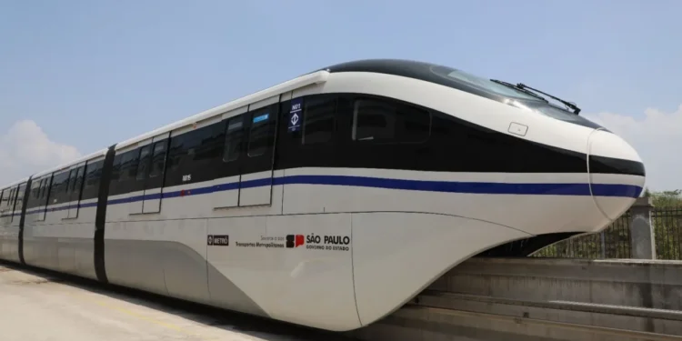 Novo trem da BYD transporta 100 mil passageiros por dia em trajeto de quase 10 km