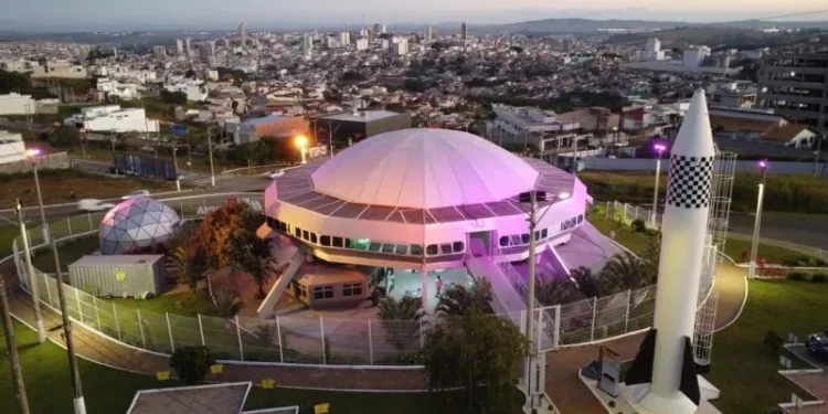 Com 143 mil habitantes, cidade brasileira ficou conhecida por aparição de um ET e virou referência de vida tranquila