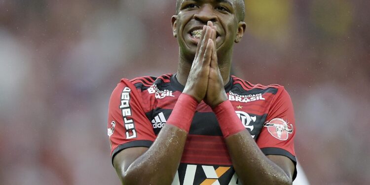 Artilheiro que jogou com Vinícius Júnior aceita vestir a camisa e jogar no Flamengo