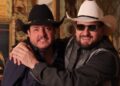 Aos 61 anos, dupla de Bruno e Marrone constrói mansão de luxo com campo de futebol dentro