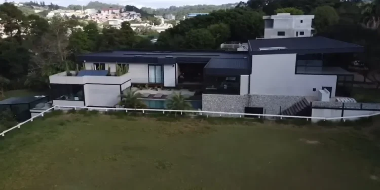 Mansão de luxo em São Paulo custa R$ 18 milhões e pertence a ex-BBB famosa