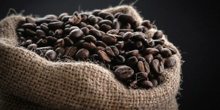 Brasileiros que bebem café recebem péssima notícia sobre preço do produto