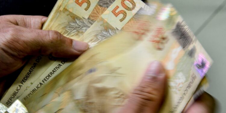 Caixa libera saque de R$ 1.621 para brasileiros nessas condições