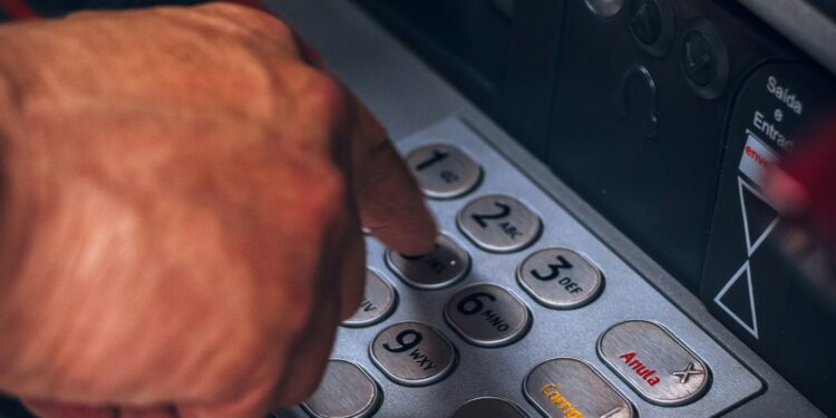 Caixas Eletrônicos cobram R$ 6,50 para saques em dinheiro nesse banco