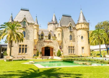Castelo brasileiro construído por um Barão parece cenário europeu
