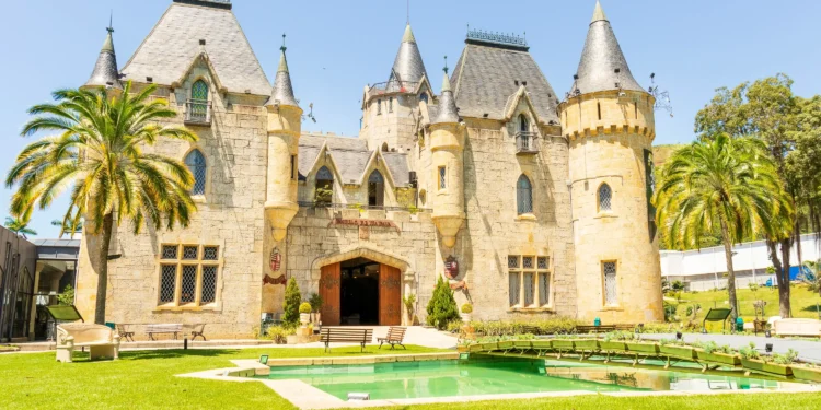 Castelo brasileiro construído por um Barão parece cenário europeu