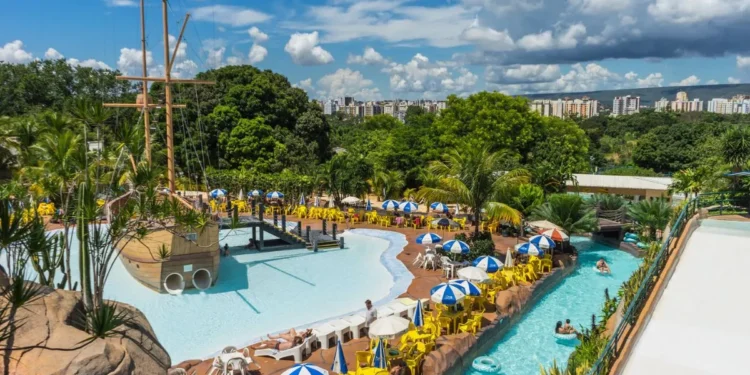 Maior centro de águas termais do mundo fica no Brasil e tem 80 poços naturais para tomar banho