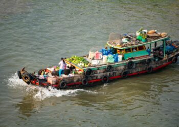 Eles precisaram apenas de quatro barcos para fundar o maior supermercado do Norte do Brasil