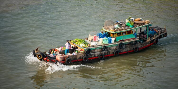 Eles precisaram apenas de quatro barcos para fundar o maior supermercado do Norte do Brasil