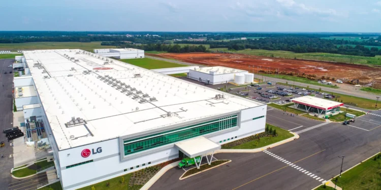 Fábrica de R$ 2 bilhões da LG inicia atividades e vai gerar empregos