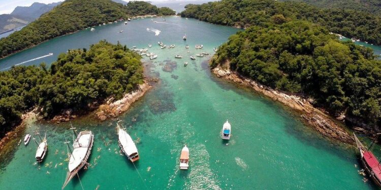 A ilha brasileira ligada a piratas e tesouros escondidos voltou a chamar atenção