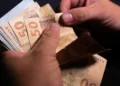 Lei aprovada aumenta e salário mínimo chega a quase R$ 2.000