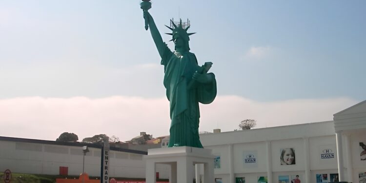Mais uma loja da Havan se prepara para receber Estátua da Liberdade