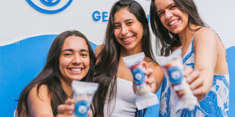 Ela largou o estágio, começou a vender geladinhos e fatura R$ 100 mil por mês