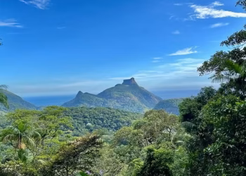 Parque mais visitado do Brasil recebe 5 milhões de turistas e tem cachoeira brilhante