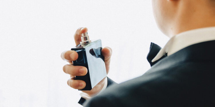 Perfume com cheiro de homem rico é fácil de comprar e tem no Brasil