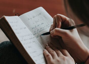 Psicologia explica por que fazemos anotações em papéis
