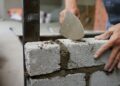 Quanto um pedreiro cobra para construir um muro em 2026?