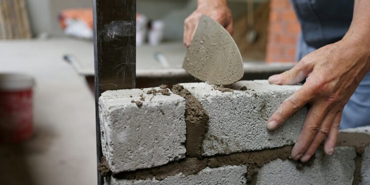 Quanto um pedreiro cobra para construir um muro em 2026?