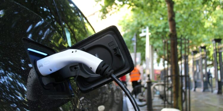 Quem vai comprar um carro elétrico precisa ler esse alerta imediatamente