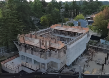 Réplica do maior templo evangélico do Brasil completa um ano de construção