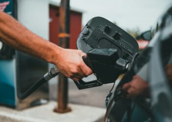 Véio da Havan anunciou gasolina comum mais barata e postos lotaram de carros