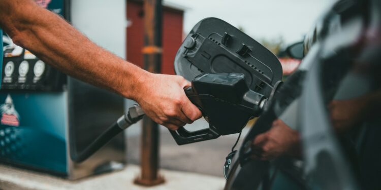 Véio da Havan anunciou gasolina comum mais barata e postos lotaram de carros