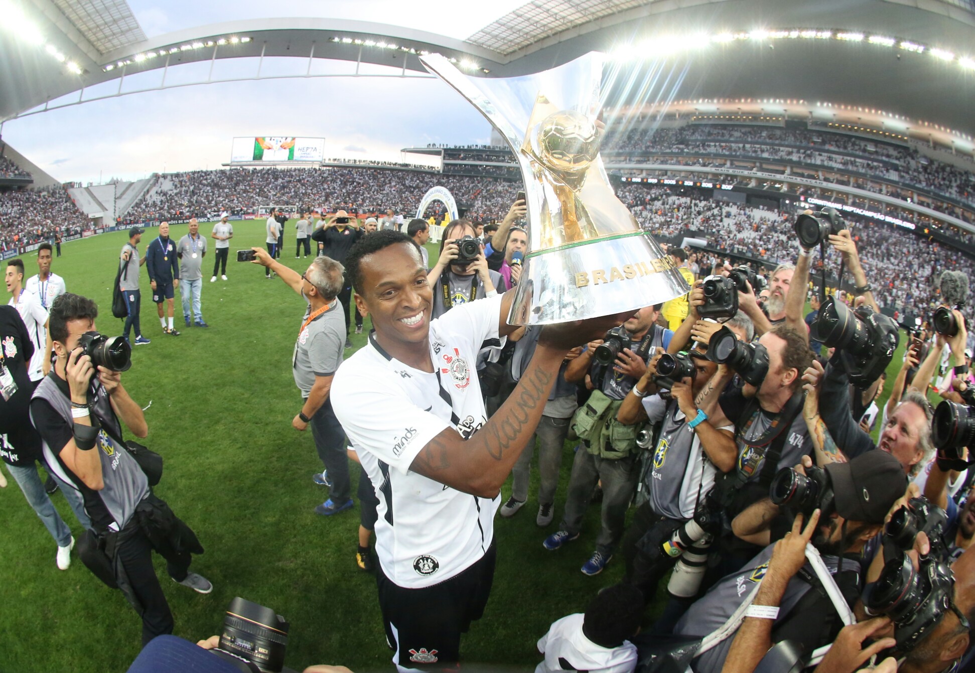 Aos 39 anos e com oito filhos, ex-jogador do Corinthians foi preso por não pagar pensão