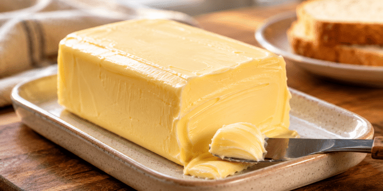 Especialistas explicam por que a manteiga deve ficar alguns minutos fora da geladeira antes de ser utilizada