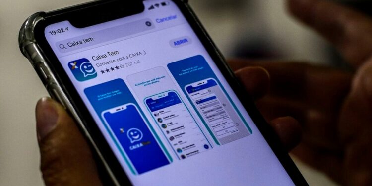 Brasileiros se preparam para receber saque no Caixa Tem