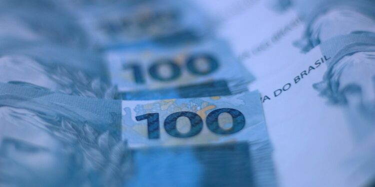 Com 90 anos, ex-faxineiro analfabeto criou império de R$ 740 bilhões