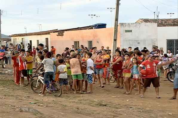 Populao de Brejo da Madre de Deus revoltou-se com a morte de Flnio da Silva Macedo durante ritual de magia negra e destruiu as casas dos responsveis pela morte do menino, e terreiros de umbanda. - Reproducao/TV Clube