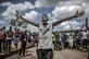 Um homem gesticula enquanto protesta em frente ao carrinho carregando o corpo de Vitallis Ochilo Owino na Delegacia de Muthaiga, Nairobi, Qunia, em 4 de maio de 2020. - Vitallis Ochilo Owino, 39 anos, foi supostamente espancado at a morte por policiais no dia anterior noite nas favelas de Mathare de Nairobi enquanto caminhava pelas ruas aps o toque de recolher. Os policiais patrulhavam a rea enquanto aplicavam o toque de recolher imposto pelo governo queniano ao amanhecer, como uma medida para impedir a propagao do mortal coronavrus COVID-19. Ativista de direitos humanos est alegando que a brutalidade policial relacionada ao coronavrus COVID-19 j matou mais pessoas no Qunia do que o prprio coronavrus. O governo do Qunia j confirmou 465 casos positivos de coronavrus, expressando sua preocupao com o aumento do nmero de casos nos ltimos dias.  -  LUIS TATO / AFP