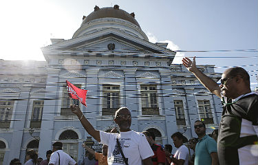 Antes da sesso ordinria desta quarta, professores realizaram protesto em frente  Assembleia (Foto: Roberto Soares/Alepe) (Roberto Soares/Alepe)