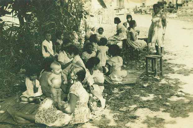 Camponeses que pretendiam invadir os engenhos Barra e Terra Preta, em Vitoria de Santo Antao, em 1961, cuidam dos poucos pertences. Foto: Arquivo DP/ D.A.Press                   